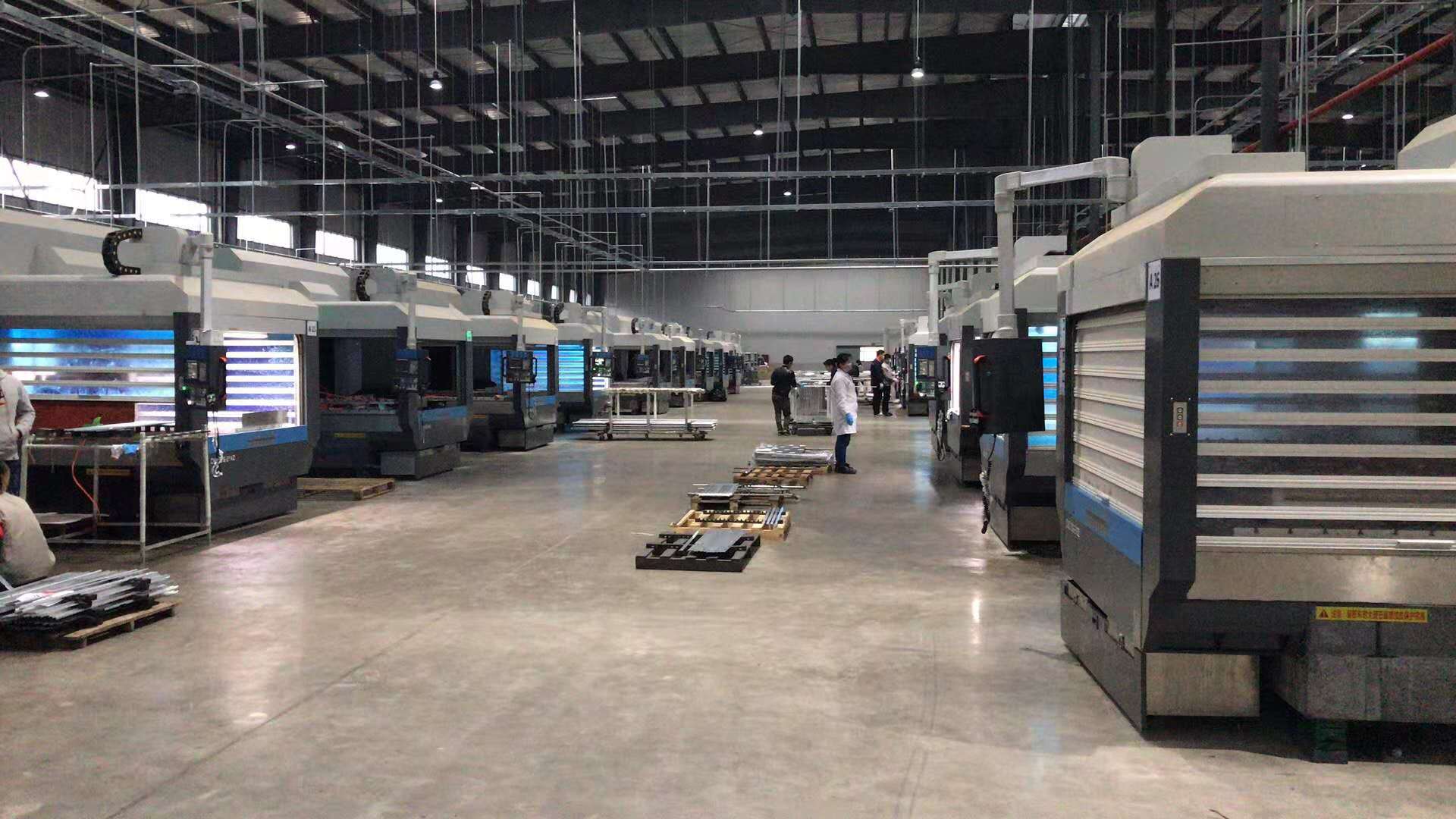 深圳精雕/大型非標精雕機出貨50臺，售后人員已調試到位，客戶已經順利生產了。